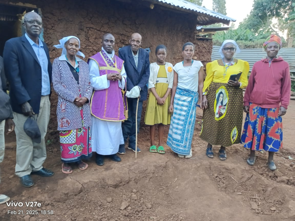 Update Building a temporary chapel in Kisii, Kenya Image