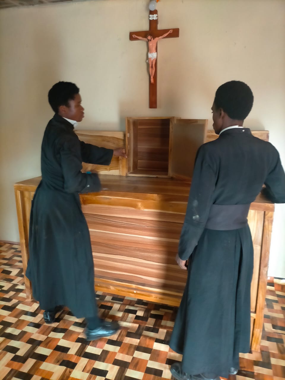 Update Update #5: Beautiful Wooden Altar! Image